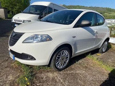 Usata Lancia Ypsilon Gold 69 CV (50 kW) 2015 Bianco Utilitaria