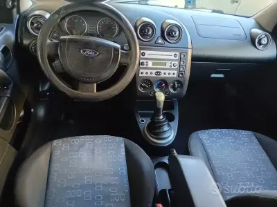 Usata Ford Fiesta Zetec 80 CV (58 kW) 2006 Blu Utilitaria
