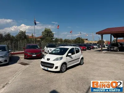 Usata Peugeot 107 Active 68 CV (50 kW) 2012 Bianco Utilitaria