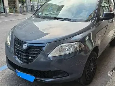 Usata Lancia Ypsilon 80 CV (58 kW) 2014 Grigio Utilitaria