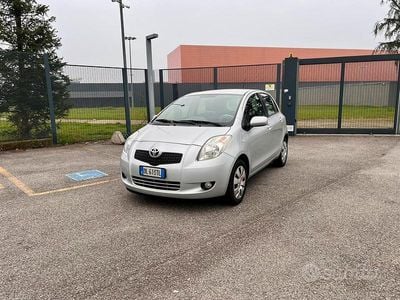 Usata Toyota Yaris Sol 69 CV (50 kW) 2007 Grigio Utilitaria