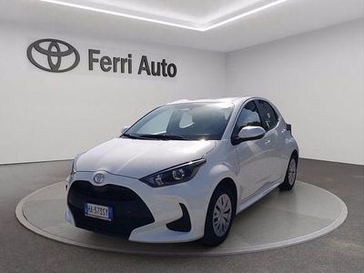 Begagnad Toyota Yaris Hybrid Active 116 HK (85 kW) 2025 Vit Sedan