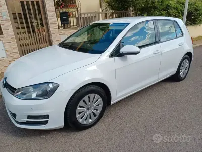Używany VW Golf VII Sound 90 KM (66 kW) 2014 Biały Sedan/Limuzyna