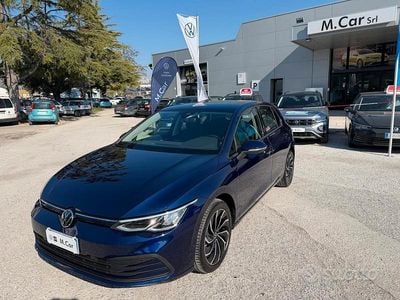 Usata VW Golf VIII Life 131 CV (96 kW) 2022 Blu Berlina