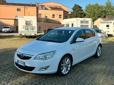 Usata Opel Astra 125 CV (91 kW) 2011 Bianco Berlina