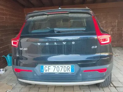 Usata Volvo XC40 Momentum 150 CV (110 kW) 2021 Nero SUV