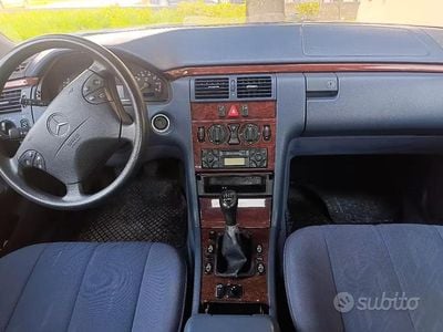 Käytetty Mercedes E200 Classic 198 HP (145 kW) 1999 Sininen Sedan