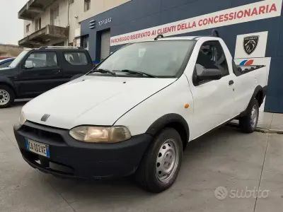 Usado Fiat Strada 63 HP (46 kW) 2002 Branco Pickup