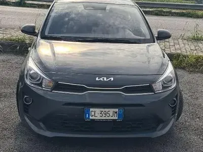 Usata Kia Rio 100 CV (73 kW) 2022 Grigio Berlina
