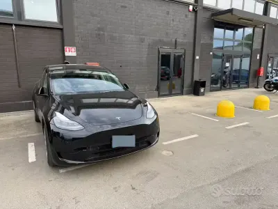 Usata Tesla Model Y RWD 125 kW (170 CV) 2023 Nero SUV