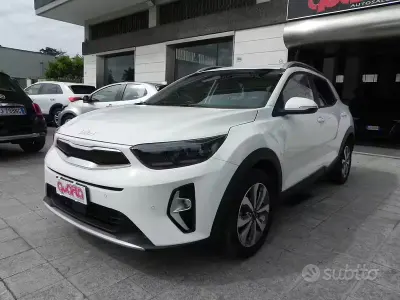 Używany Kia Stonic Style 84 KM (61 kW) 2024 Biały SUV