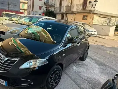 Usata Lancia Ypsilon 95 CV (69 kW) 2015 Nero Utilitaria