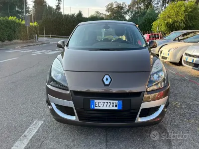 Käytetty Renault Scenic E-Tech XMOD 110 HP (80 kW) 2010 Ruskea Tila-auto