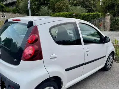 Usata Peugeot 107 Active 68 CV (50 kW) 2013 Bianco Utilitaria