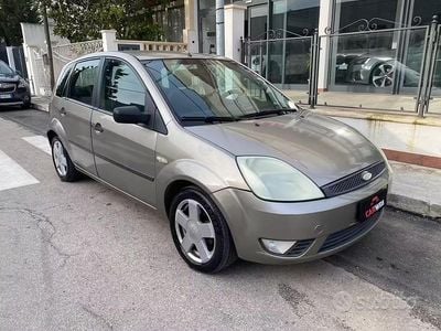 Usado Ford Fiesta 75 HP (55 kW) 2003 Cinzento Citadino