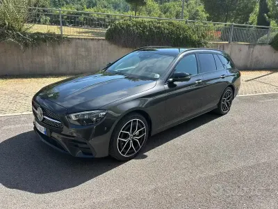 Usata Mercedes E220 Premium Plus 194 CV (142 kW) 2022 Nero Station wagon