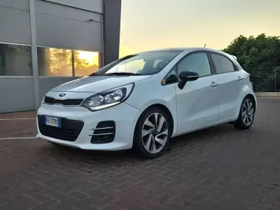 Usata Kia Rio 83 CV (61 kW) 2016 Bianco Utilitaria