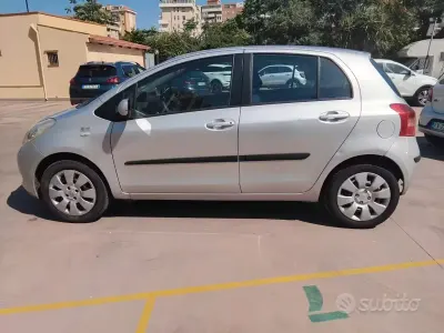 Usata Toyota Yaris Sol 69 CV (50 kW) 2009 Grigio Utilitaria