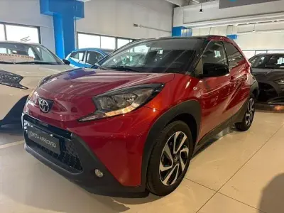 Usata Toyota Aygo X Trend 72 CV (52 kW) 2023 Chili red & black met SUV