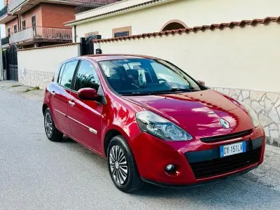 Usado Renault Clio II 72 CV (52 kW) 2010 Rojo Berlina
