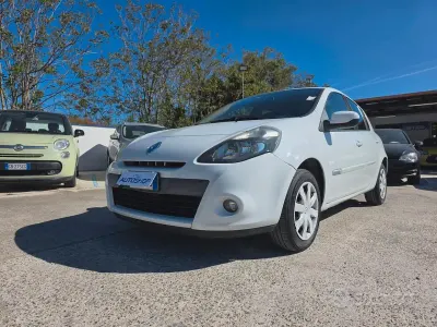Gebraucht Renault Clio II Dynamique 75 PS (55 kW) 2011 Weiß Limousine
