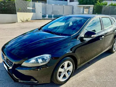 Usata Volvo V40 Kinetic 115 CV (84 kW) 2013 Nero Berlina