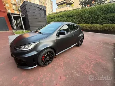 Usata Toyota Yaris 280 CV (205 kW) 2024 Nero Utilitaria