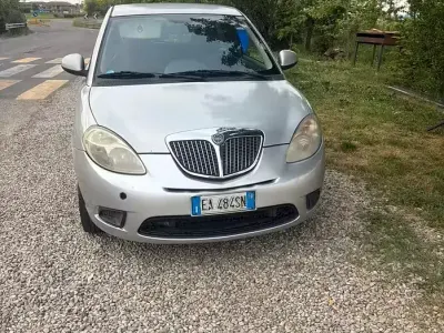 Begagnad Lancia Ypsilon 77 HK (56 kW) 2010 Grå Halvkombi