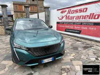 Usado Peugeot 308 Allure 131 CV (96 kW) 2022 Verde Familiar