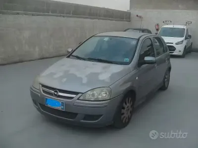 Usata Opel Corsa Cosmo 69 CV (50 kW) 2005 Grigio Utilitaria