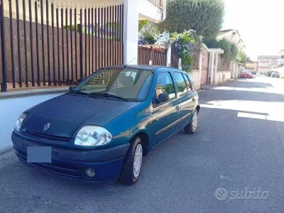 Usata Renault Clio 58 CV (42 kW) 2001 Bluazzurro Berlina