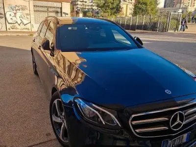 Usata Mercedes E220 Premium Plus 194 CV (142 kW) 2019 Blu/azzurro Station wagon