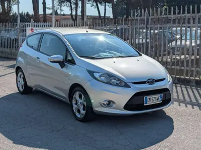 Usata Ford Fiesta Titanium 71 CV (52 kW) 2012 Argento Berlina