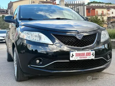 Usado Lancia Ypsilon Gold 69 CV (50 kW) 2018 Negro Utilitario