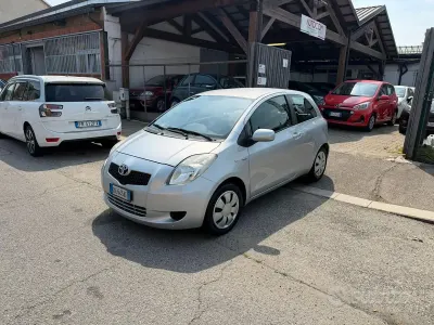 Usata Toyota Yaris 90 CV (66 kW) 2007 Grigio Utilitaria