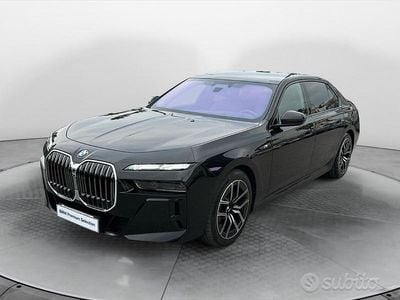 Usata BMW 740 M Sport 299 CV (219 kW) 2025 Black sapphire metallizzato Berlina