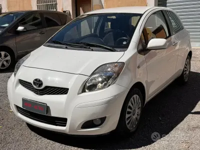 Usata Toyota Yaris Sol 69 CV (50 kW) 2011 Bianco Utilitaria