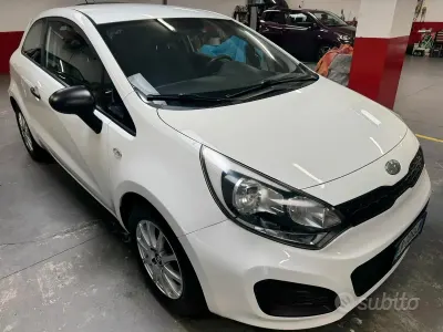 Usata Kia Rio LX 85 CV (62 kW) 2013 Bianco Berlina