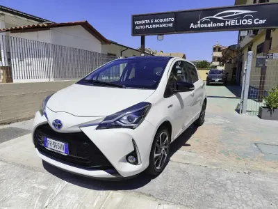 Usata Toyota Yaris Hybrid Style 73 CV (53 kW) 2018 Bianco perla/nero Berlina