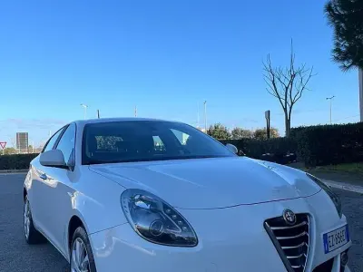 Usata Alfa Romeo Giulietta Exclusive 105 CV (77 kW) 2015 Bianco Utilitaria
