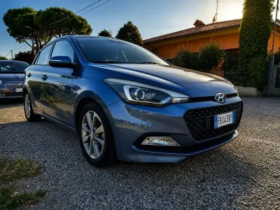 Usata Hyundai i20 Comfort 83 CV (61 kW) 2015 Blu/azzurro Utilitaria