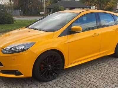 Usata Ford Focus ST 250 CV (183 kW) 2015 Giallo Berlina