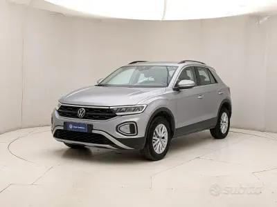 Usata VW T-Roc Life 116 CV (85 kW) 2023 Grigio SUV