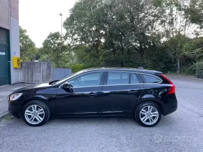 Käytetty Volvo V60 Momentum 115 HP (84 kW) 2013 Musta Farmari