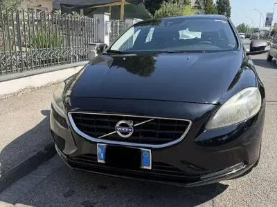 Usata Volvo V40 Kinetic 120 CV (88 kW) 2016 Nero Berlina