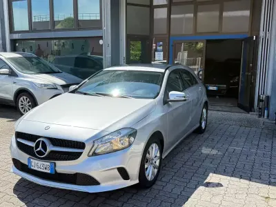 Usata Mercedes A180 Premium 109 CV (80 kW) 2016 Grigio Utilitaria