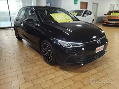 Usata VW Golf VIII Life 110 CV (80 kW) 2023 Deep black / perlato Berlina