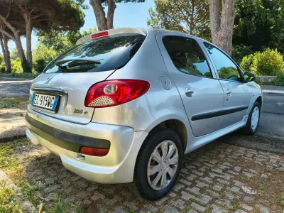Usata Peugeot 206 60 CV (44 kW) 2010 Argento Berlina