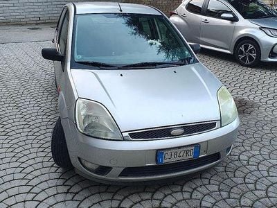 Usata Ford Fiesta Ghia 75 CV (55 kW) 2004 Grigio Utilitaria