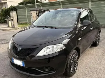 Begagnad Lancia Ypsilon Gold 95 HK (69 kW) 2018 Svart Halvkombi